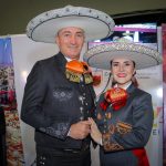 El vicepresidente de la Federación, Andrés Eduardo Aceves Hernández, y la soberana nacional, SGM María Isabel I, en la ceremonia de premiación de individuales